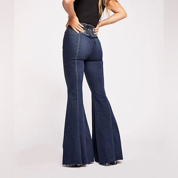 We The Free Ma Cherie Super High Rise CRVY Flare Jeans - Picture 3 of 7